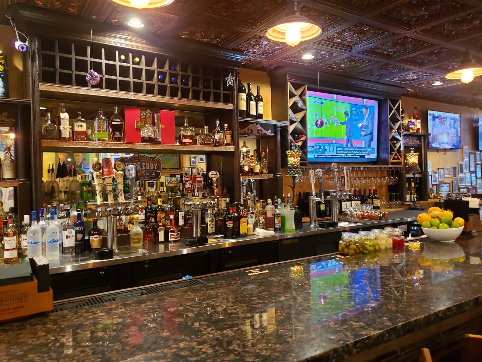 Luka's Restaurant & Bar